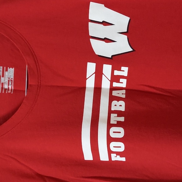 Under Armour Men's WI UW Football red short sleeve T Shirt size L. - Picture 2 of 4